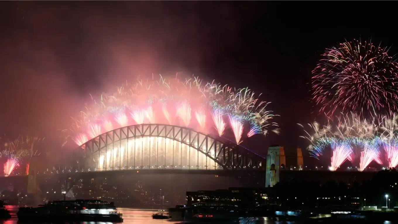 Pháo hoa rực sáng đón chào năm 2026 tại các quốc gia